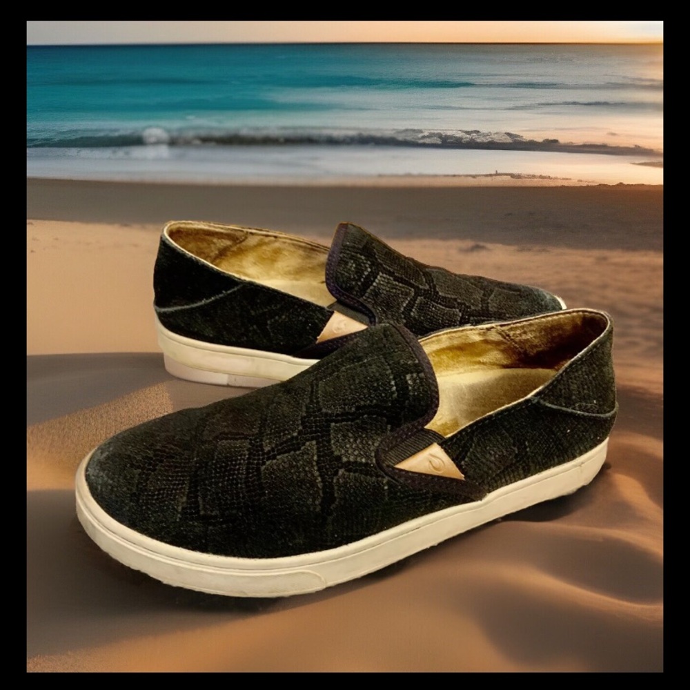 Olukai woman’s Pehuea black leather slip-on sneakers reptile print sz 9.5